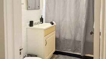 Dusch, hårtork och handdukar