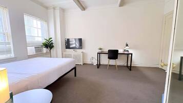 Escriptori, planxa i posts de planxar, un bressol de viatge i wifi