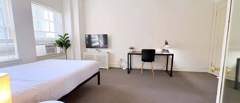 مكتب ومكواة/لوح كي وسرير سفر وواي فاي