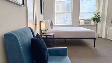 Een strijkplank/strijkijzer, reisbedje, wifi, beddengoed