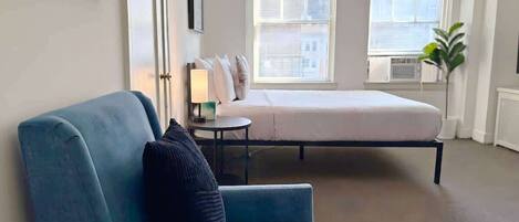 Bureau, fer et planche à repasser, lit parapluie, Wi-Fi