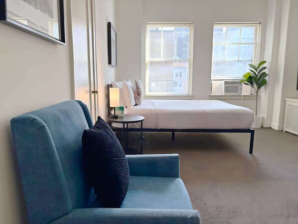 Een bureau, een strijkplank/strijkijzer, reisbedje, wifi