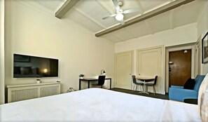 Desk, iron/ironing board, travel crib, WiFi - Gold Coast Hideaway | Vintage & Inviting Studio (Chicago)