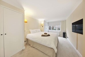 2 bedrooms, iron/ironing board, WiFi, bed sheets - Charming Westbourne 2Bdr Dream (Greater London)