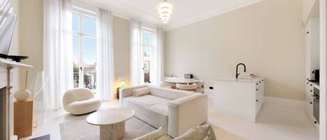 TV, peis og kontorer