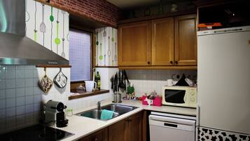 Microondas, horno, placa de cocina y lavavajillas