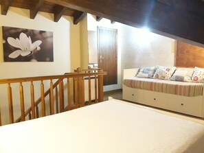 5 bedrooms, desk, iron/ironing board, Internet