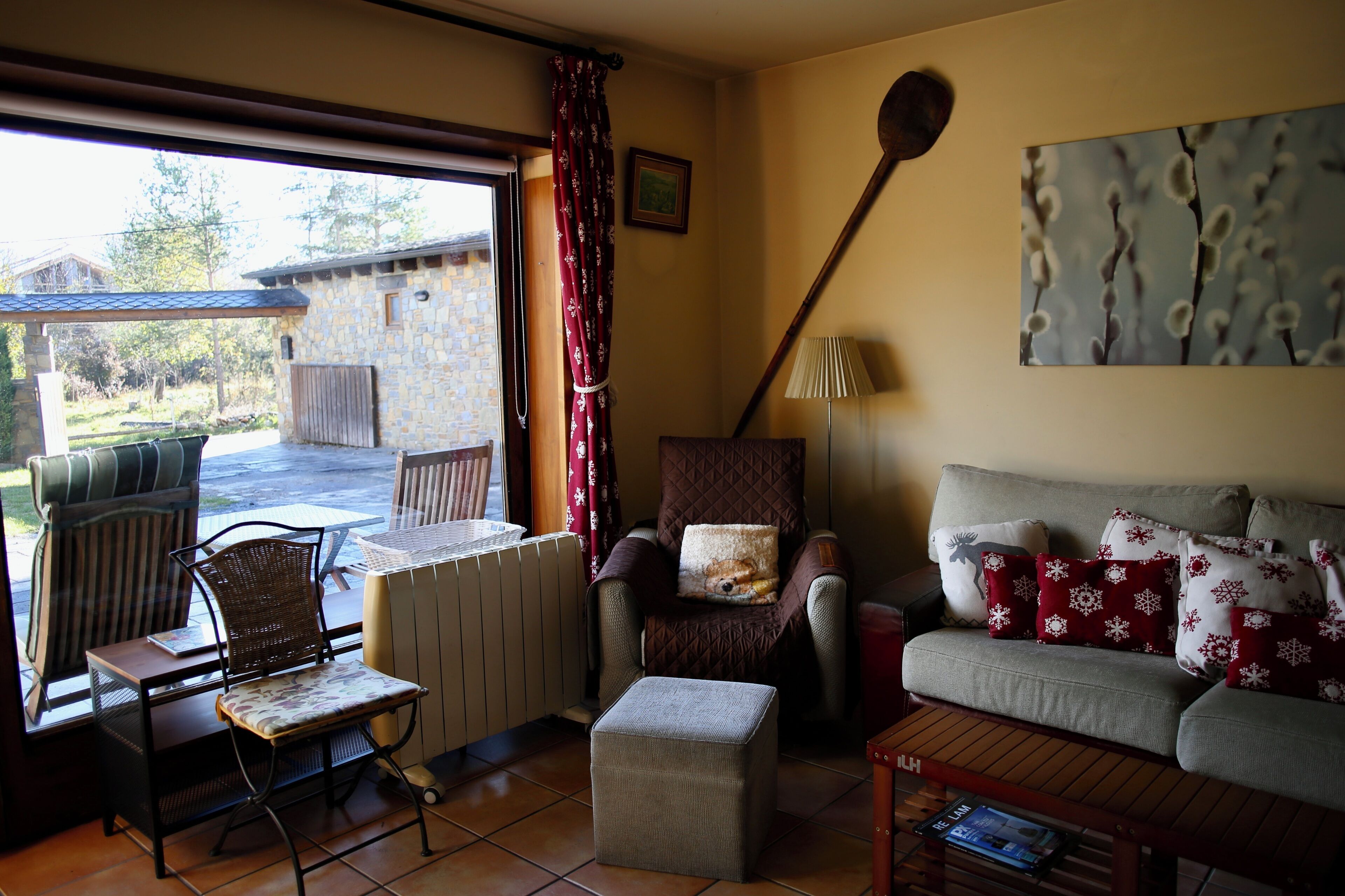 Una televisión, una chimenea