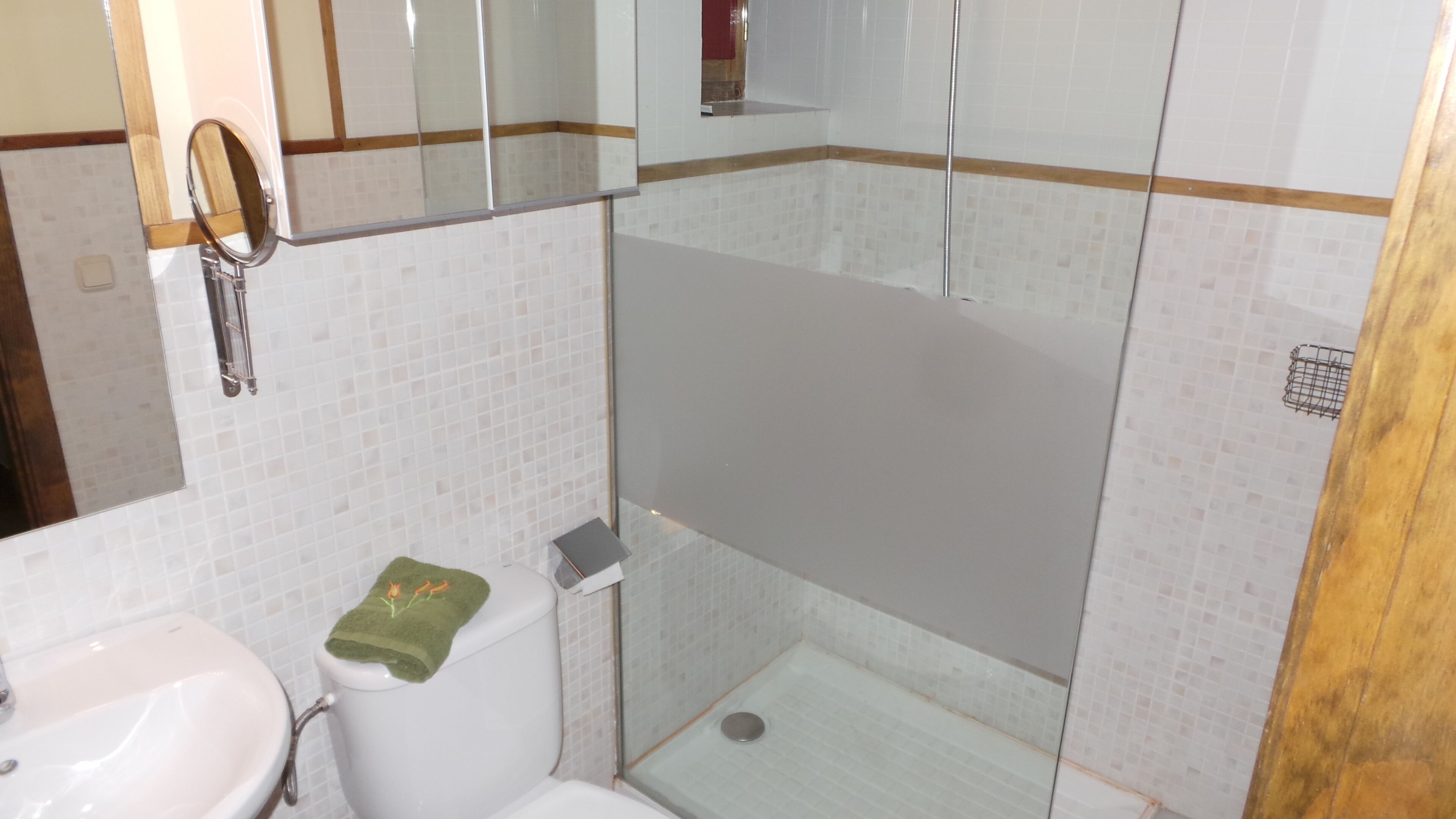 Douche, articles de toilette gratuits, sèche-cheveux