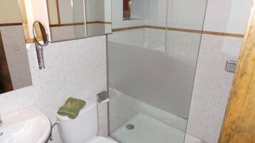 Douche, articles de toilette gratuits, sĂšche-cheveux