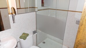 Een douche, gratis toiletartikelen, een haardroger, handdoeken