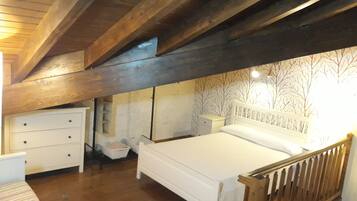 5 bedrooms, desk, iron/ironing board, free WiFi