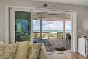 TV connectée, lecteur de DVD, table de tennis de table, livres