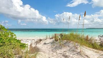 En la playa, camastros y toallas de playa