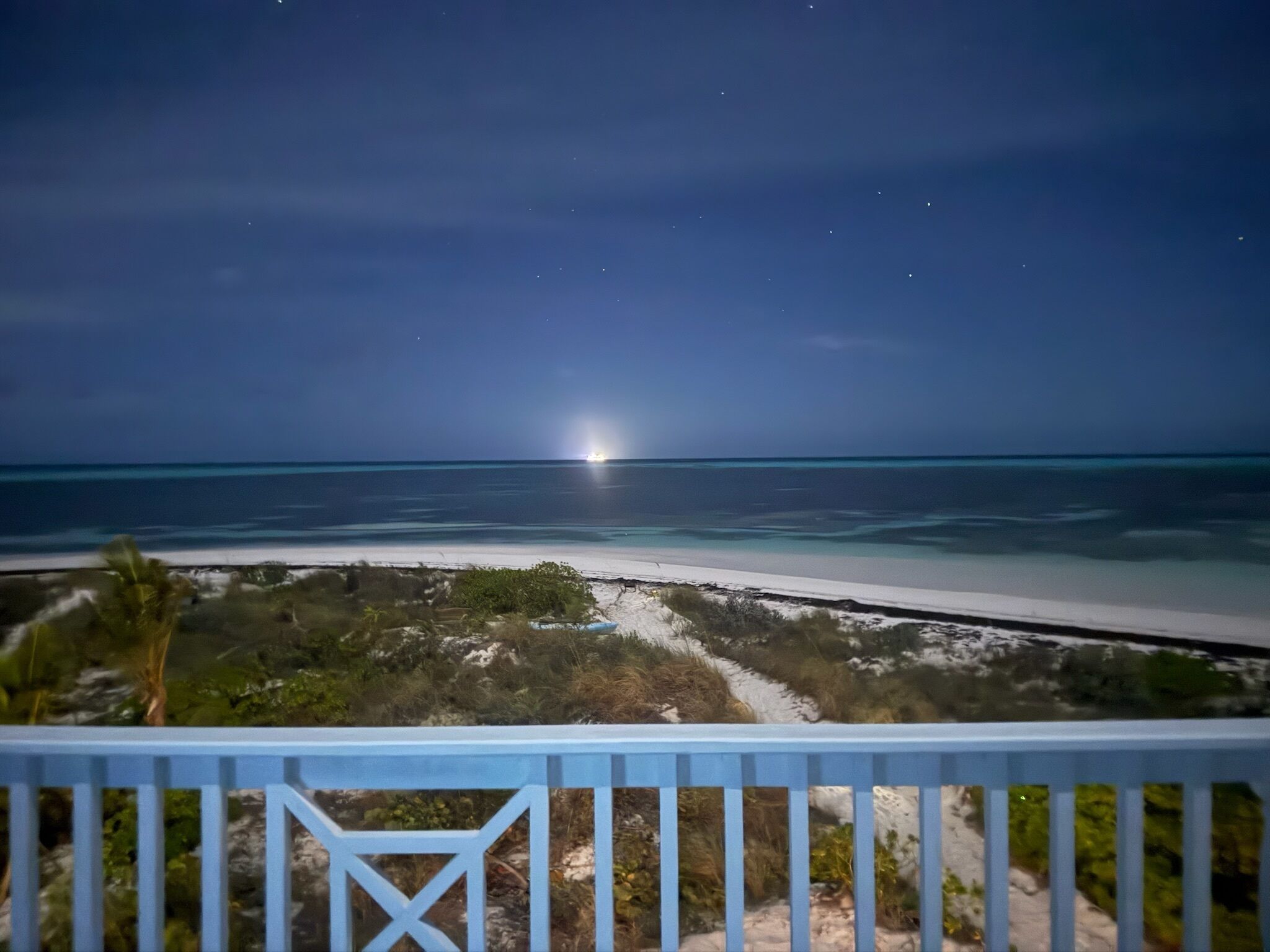 Rannalla, aurinkotuoleja, rantapyyhkeitä