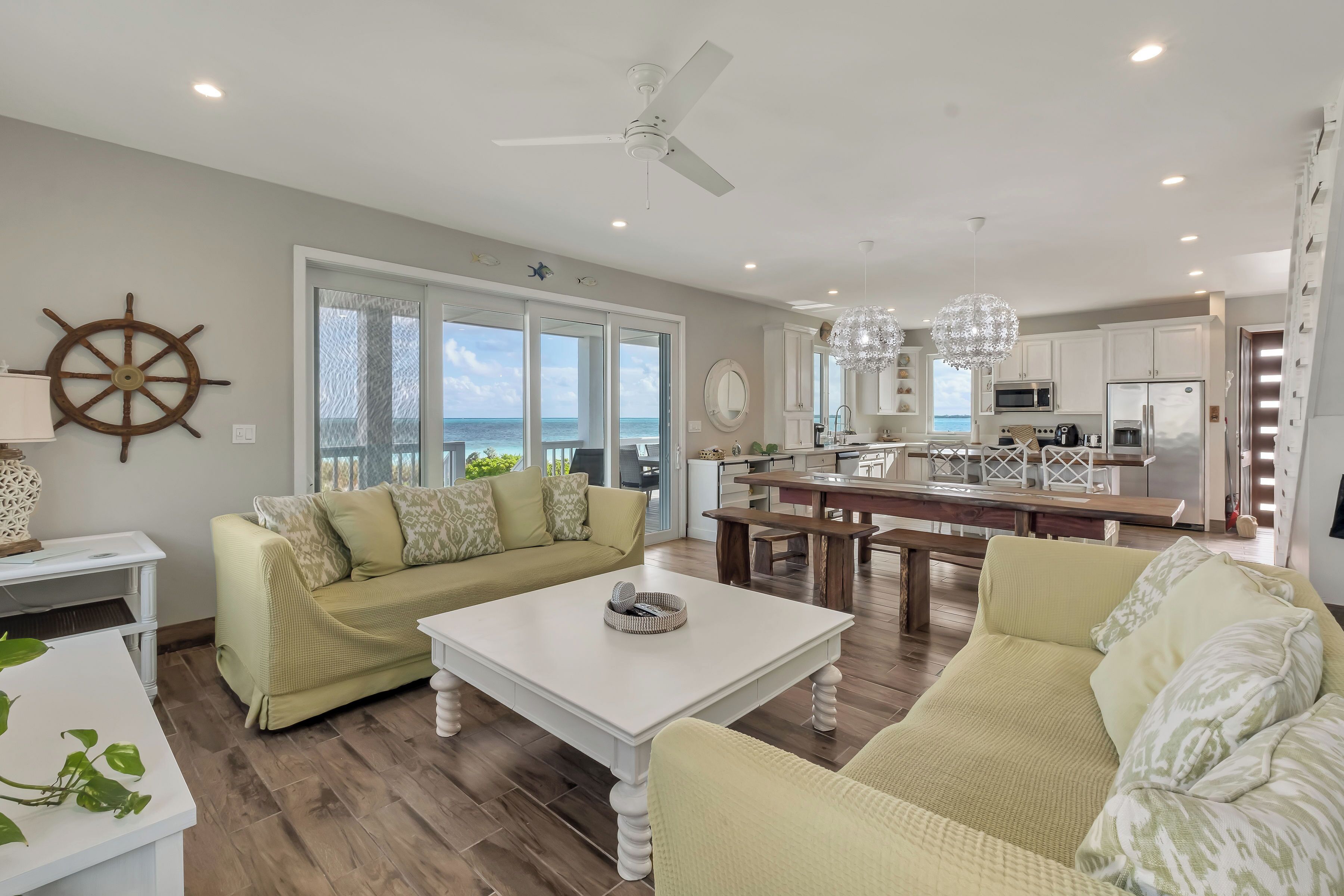 Smart TV, reproductor de DVD, tenis de mesa y libros 