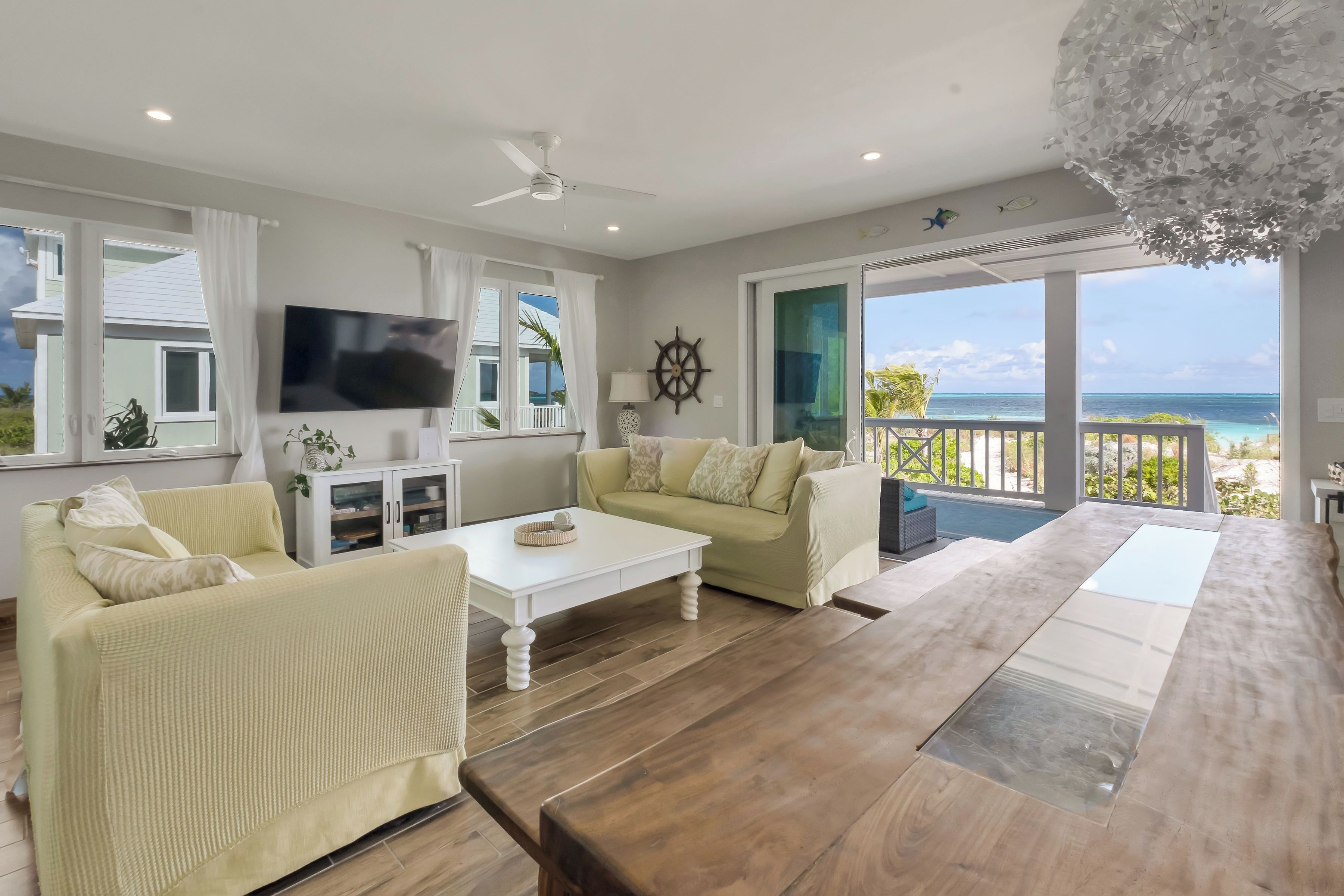 Smart TV, reproductor de DVD, mesa de ping pong, libros