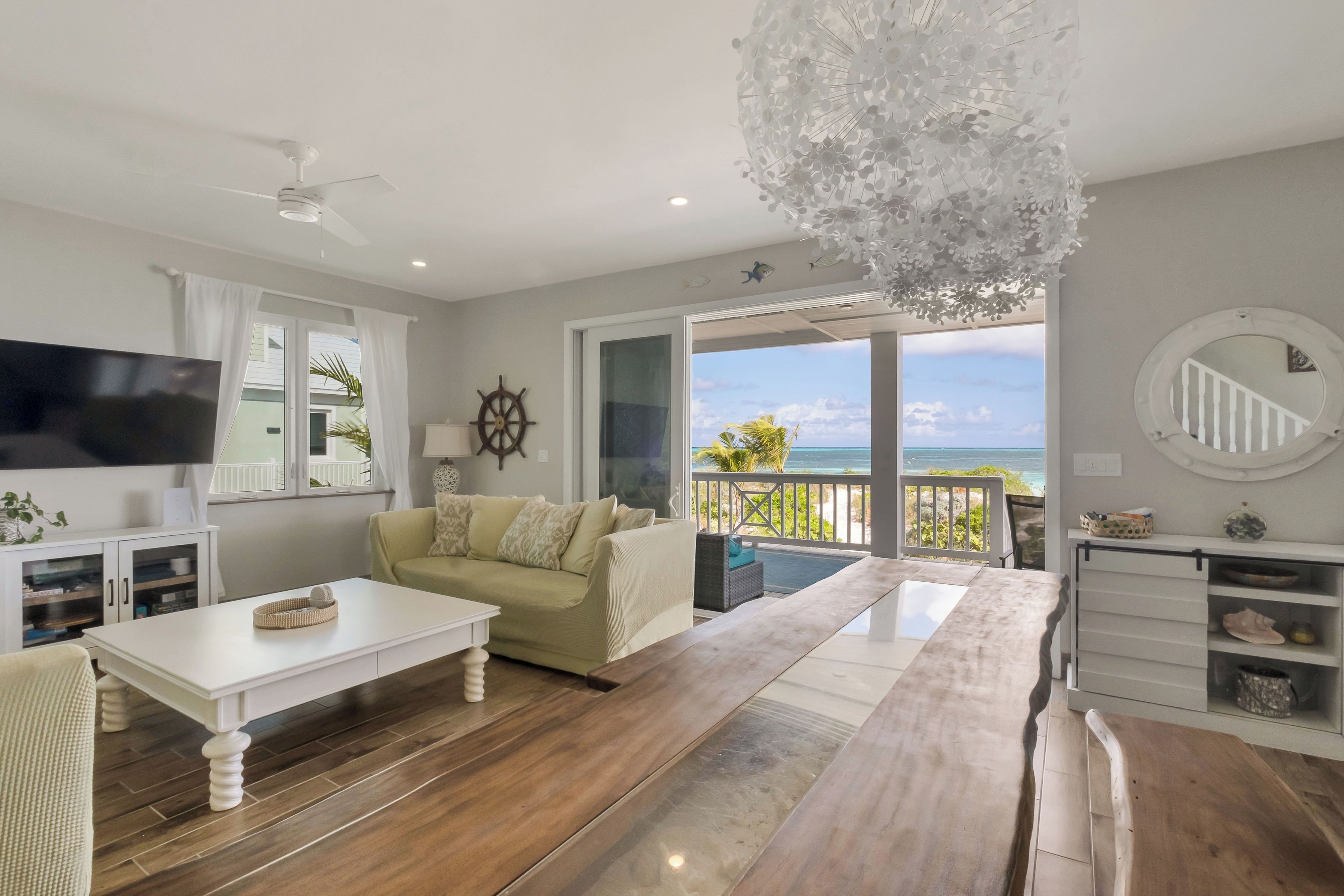 TV connectée, lecteur de DVD, table de tennis de table, livres