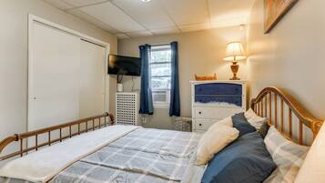 1 bedroom, desk, internet, bed sheets