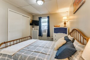 1 bedroom, desk, Internet, bed sheets - 14 Mi to Black Moshannon! Pet-Friendly Apartment (Osceola Mills)