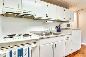 Refrigerador, microondas, parrilla de estufa y cafetera y tetera