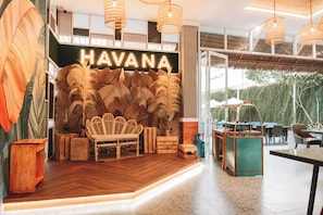 Café da manhã com buffet grátis todos os dias