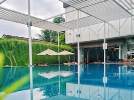 2 piscinas al aire libre (de 08:00 a 18:00), tumbonas