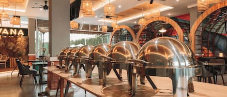 Free daily buffet breakfast