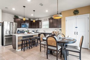 Dining - Happy Daze - Home for 8 (Davenport)