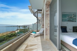 Luxury Villa, 3 Bedrooms, Sea View, Beachfront | Teres/patio