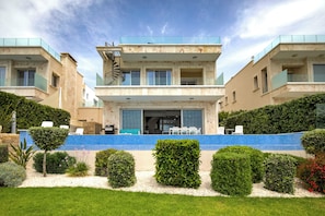 Luxury Villa, 3 Bedrooms, Sea View, Beachfront | Teres/patio