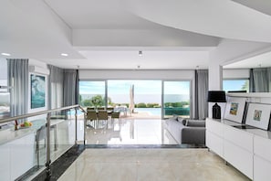 Luxury Villa, 3 Bedrooms, Sea View, Beachfront | Ruang tamu | 85 inci sebuah televisyen pintar dengan digital, Netflix, Hulu