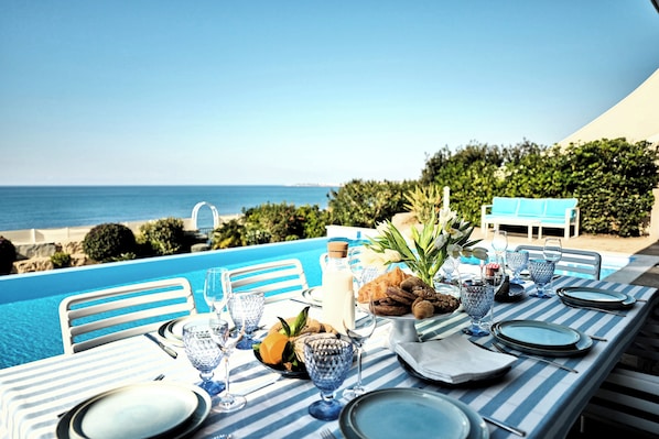Luxury Villa, 3 Bedrooms, Sea View, Beachfront | Teres/patio