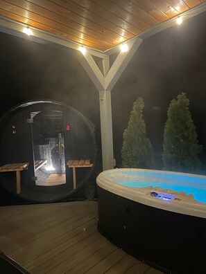 Un bain à remous doté d’une interface numérique, un sauna et une terrasse en bois.