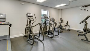 Ein Fitnessraum mit Laufbändern, Crosstrainern und einem Ergometer.