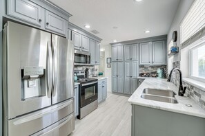 House (3 Bedrooms) | Interior - 4 Mi to Beach! Furnished Outdoor Oasis in Seminole (Seminole)