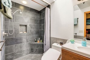 Interior - Tranquil Home w/ Patio & Fenced Yard in Vancouver! (Vancouver)
