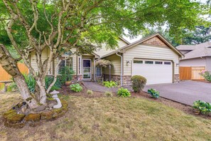 House (2 Bedrooms) | Interior - Tranquil Home w/ Patio & Fenced Yard in Vancouver! (Vancouver)