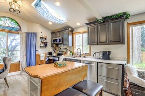 Interior - Tranquil Home w/ Patio & Fenced Yard in Vancouver! (Vancouver)