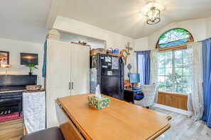 Interior - Tranquil Home w/ Patio & Fenced Yard in Vancouver! (Vancouver)