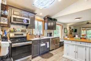 Interior - Tranquil Home w/ Patio & Fenced Yard in Vancouver! (Vancouver)