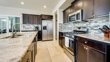 House (5 Bedrooms) | Interior