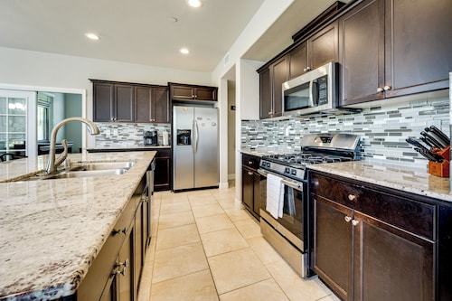 Group Getaway 5 Mi to Dtwn Visalia