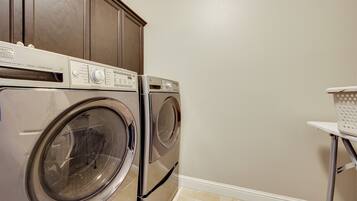 House (5 Bedrooms) | Interior