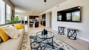 A spacious living room with a sofa, coffee table, and a ceiling fan. - Group Getaway 5 Mi to Dtwn Visalia (Visalia)