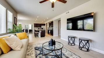 House (5 Bedrooms) | Living area