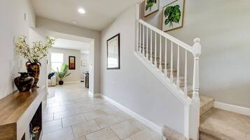 House (5 Bedrooms) | Interior