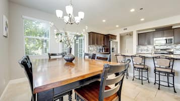 House (5 Bedrooms) | Interior