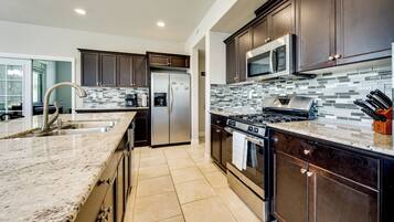 House (5 Bedrooms) | Interior