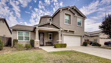 House (5 Bedrooms) | Interior